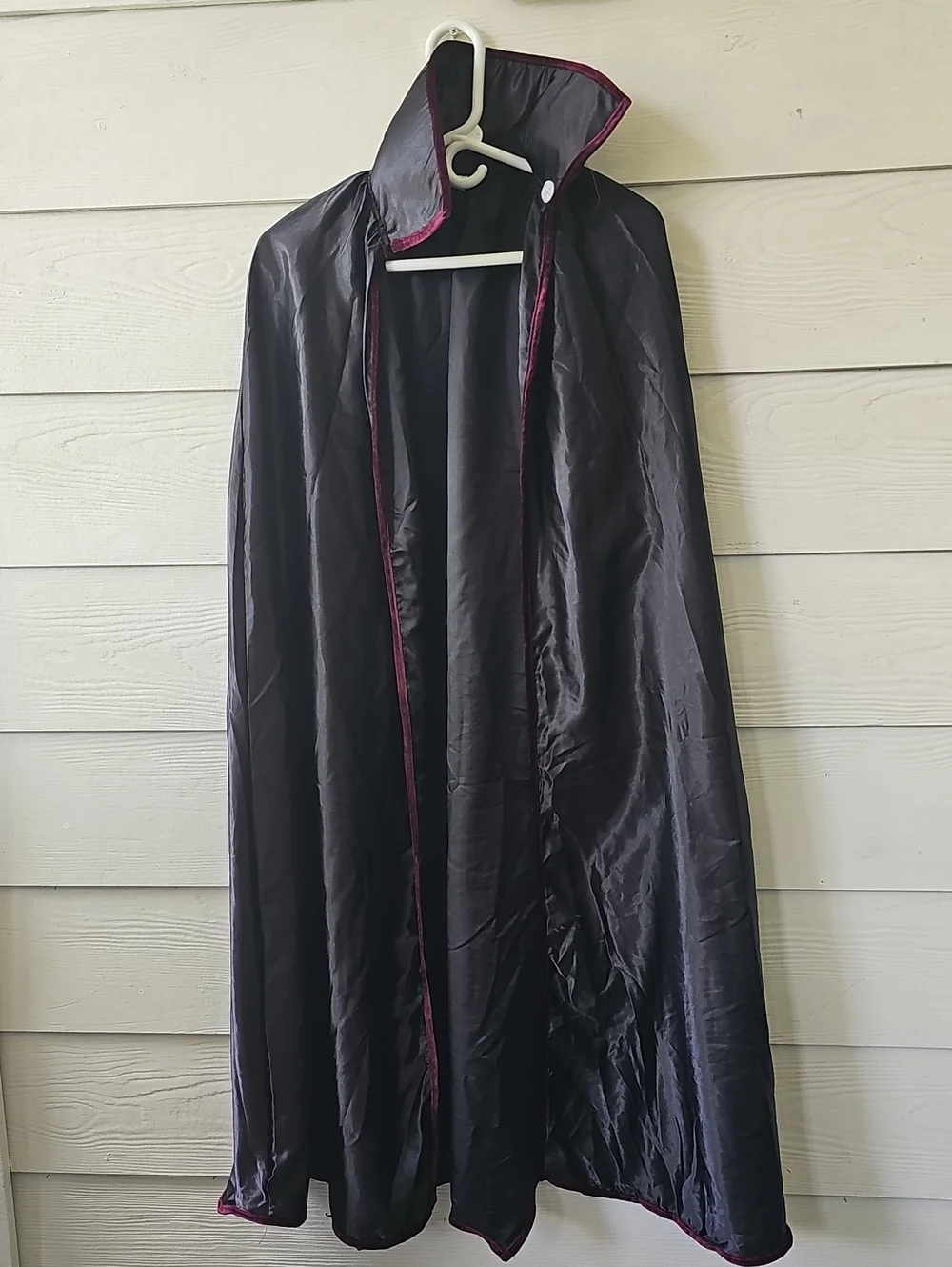 Spirit Halloween Black Vampire Cape with High Collar Burgundy Trim Unisex Sz M - Picture 3 of 6